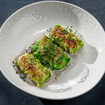 Голубцы из бедра цыпленка с трюфельным соусом в Этажи по цене 599 ₽