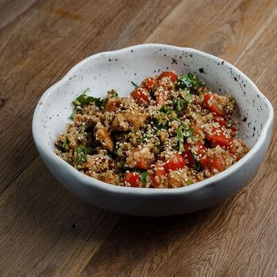 Салат из киноа с кунжутным цыпленком и двумя видами томатов в Джимми Чу по цене 650 ₽