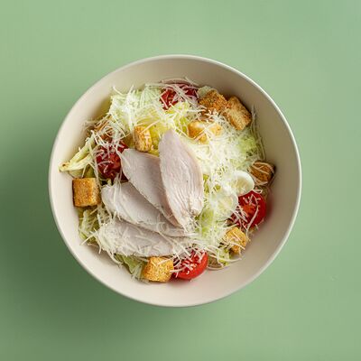 Салат Цезарь с курицей в Coffeeshop Company по цене 650 ₽