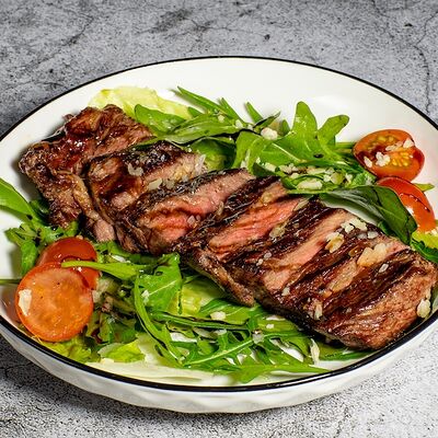 Мясной салат в Мала Serbiя по цене 900 ₽