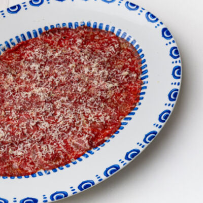 Карпаччо из мраморной говядины с кремом из руколы в Miss you по цене 2050 ₽