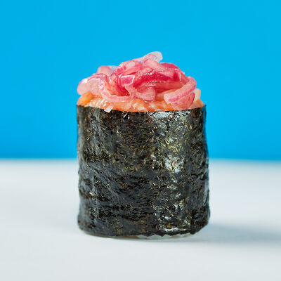Гункан Лосось с маринованным луком и кунжутом в Русалочка любит суши по цене 210 ₽