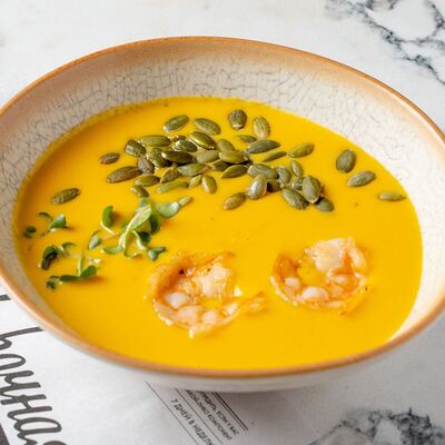 Тыквенный крем-суп с креветками на кокосовом молоке в Завтрачная по цене 560 ₽