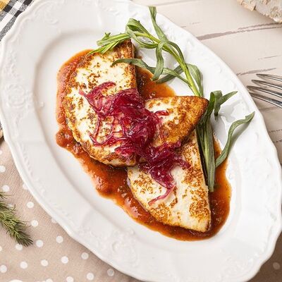 Жареный Адыгейский сыр с луковым джемом и томатным соусом в Два деда по цене 490 ₽