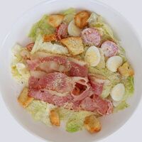 Салат Цезарь с беконом в Ava Restafe