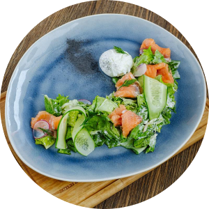 Салат с лососем и яйцом пашот в Butch&Dutch по цене 730 ₽