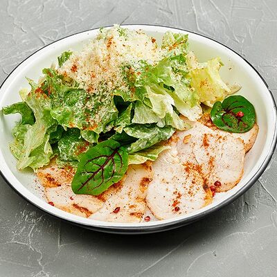 Салат с курицей и копченой паприкой в Корчма по цене 390