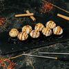 Запечённый ролл с лососем и креветкой внутри в Panda Sushi по цене 649