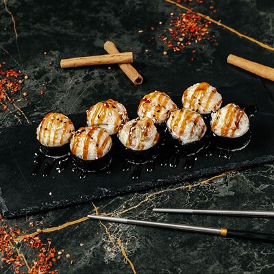 Запечённый ролл с лососем и креветкой внутри в Panda Sushi по цене 749 ₽
