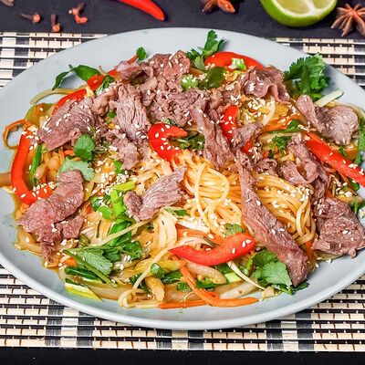 Жареная лапша с говядиной в Pho Nguyen по цене 419 ₽