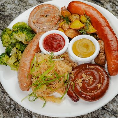 Ассорти немецких колбасок с овощами в Кафе Nебо по цене 1350 ₽