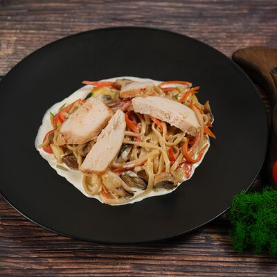 Удон в сливочно-чесночном соусе с курицей в Японский городовой 64 по цене 320 ₽