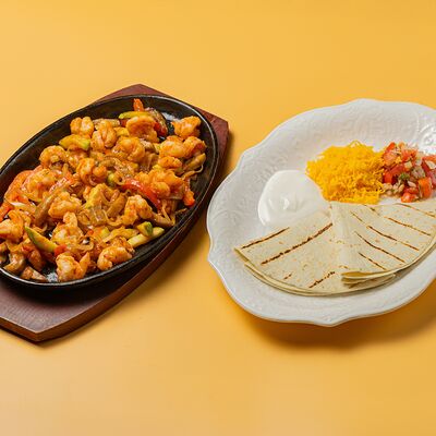 Фахитас с креветками в Cuba Libre по цене 1390 ₽