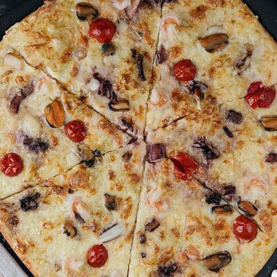 Пицца с морепродуктами в ALEX ROYAL RESTAURANT по цене 960 ₽