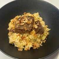 Паста орзо с копченым сулугуни и томленой щечкой в Марсала