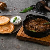 Верещака из свинины с овощами из печи с пышными блинами в Тимохин двор