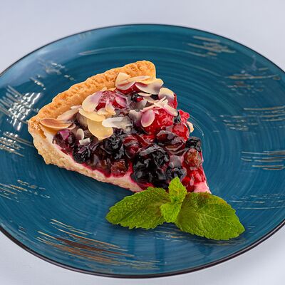 Тарт с ягодами и миндалем в Тарелка по цене 260 ₽