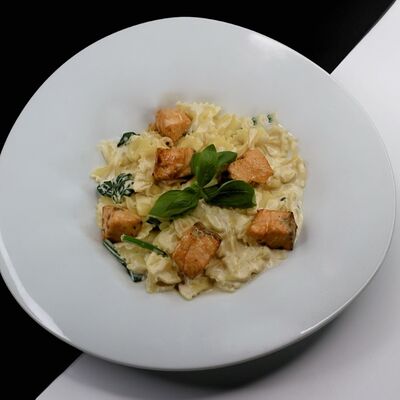 Фарфалле с лососем и шпинатом в Luna по цене 1090 ₽