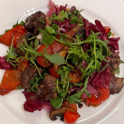 Тёплый салат с куриной печенью в Лепила мама по цене 510 ₽