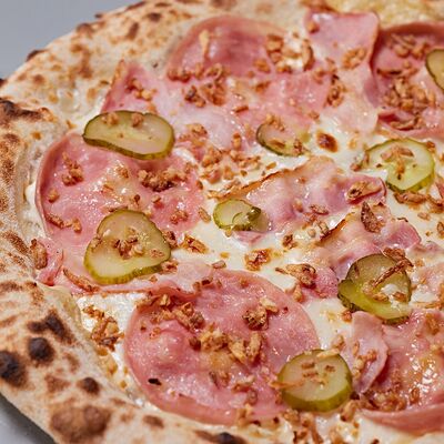 Пицца ветчина и бекон в Кафе Итальянцы по цене 690 ₽