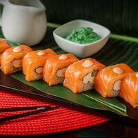 Филадельфия с отборным копченым лососем в ROLLS KING SUSHI KINGDOM