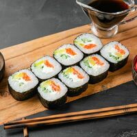 Ролл с лососем, огурцом и такуаном в The Суши
