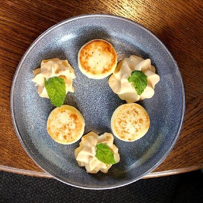 Сырники с муссом из вареной сгущенки Яндекс в Снегири на Лагерном по цене 420 ₽