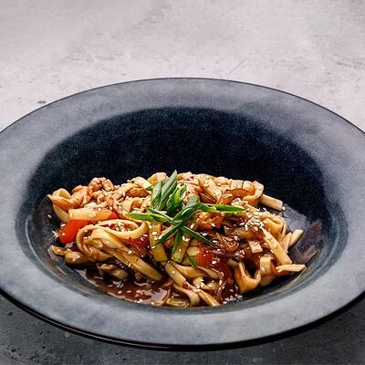 Лапша Удон с курицей и овощами в Чайхауз по цене 500 ₽