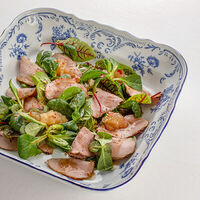 Салат с утиной грудкой в Обломов