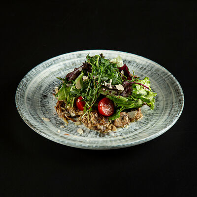 Теплый салат с куриной печенью и грибами в Mimi по цене 924 ₽