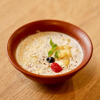 Каша из киноа на кокосовом молоке с яблоками в Rice foodcoffee по цене 2240 ₸