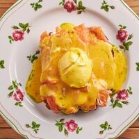 Бенедикт с лососем и яйцом пашот в ROMO
