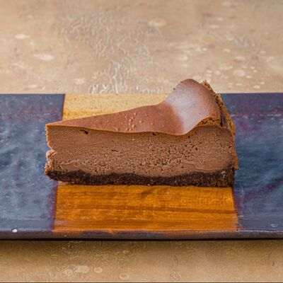 Шоколадный чизкейк на основе сливочного сыра и какаов Maneki по цене 440 ₽