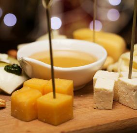 Сырная тарелка в Рецептор по цене 700 ₽