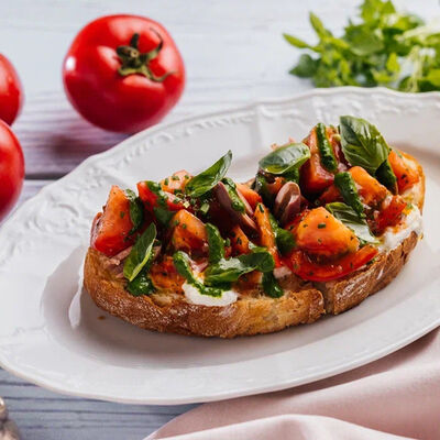 Брускетта с томатами и страчателлой в Lucia osteria по цене 590 ₽