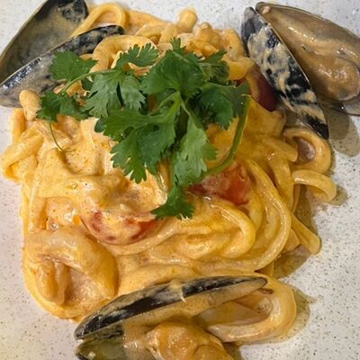 Паста с морепродуктами в соусе Том ям в Сытый Мишка по цене 820 ₽