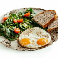 Глазунья из двух яиц в Комод