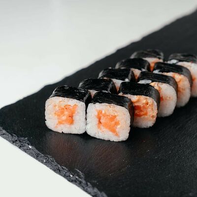 Спайси ролл с лососем в Tora Sushi по цене 2200 ₸