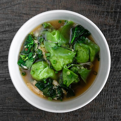 Вонтоны с креветкой и шпинатом в бульоне в Double Duck по цене 1450 ₽