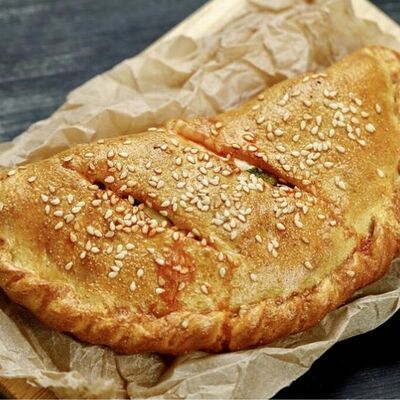 Кальцоне Охотничья в Суши пицца бургер по цене 551 ₽