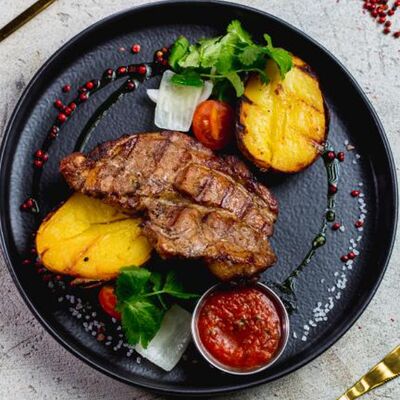 Свиной стейк с печеным картофелем в Edateca Едатека по цене 690 ₽