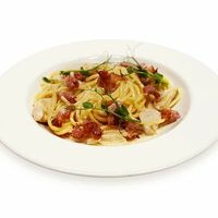 Спагетти с курицей и бекономв Суши на районе