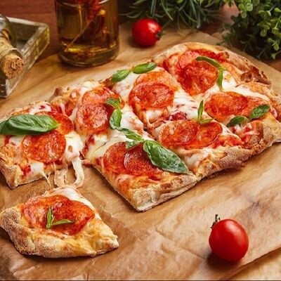 Пицца Пеперони в De Paris БИСТРО по цене 1140 ₽