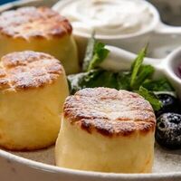 Кокосовые сырники с муссом из сгущенки и орехами в Mikale