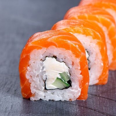 Филадельфия Люкс с огурцом 8 шт в SushiDays по цене 874 ₽