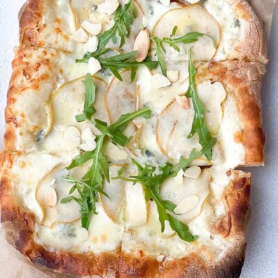 Пицца с грушей, горгонзолой, орехами пекан и медом в Food market skolkovo по цене 890 ₽