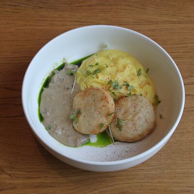 Котлеты из индейки с картофельным пюре и грибным соусомв Гербарий по цене 550 ₽