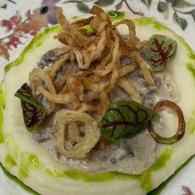 Говядина по-строгановски с белыми грибами и пюре в ПолзуновЪ по цене 830 ₽