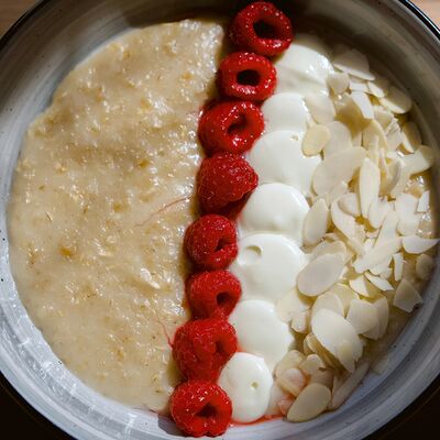 Авторская каша с белым шоколадом в Миндаль Coffee & Food по цене 289 ₽