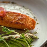 Стейк форели со шпинатно-цитрусовым соусом в More More